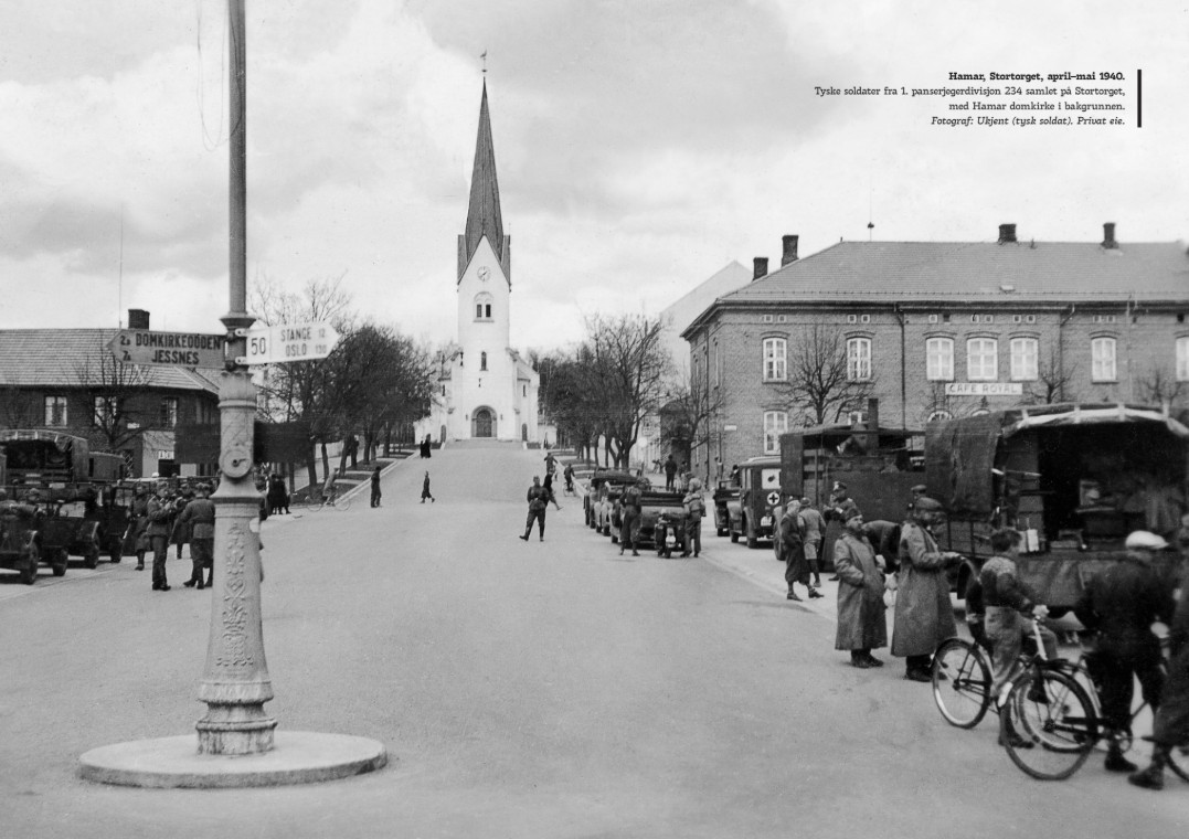 Stortorget i Hamar, april–mai 1940, med tyske soldater og Hamar domkirke i bakgrunnen